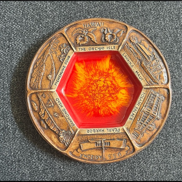 •1970’s Hawaii Souvenir Ashtray Treasure Craft of Hawaii• - Picture 1 of 4